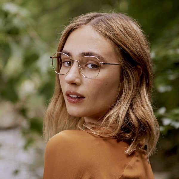 Eco-metal-recyclé-femme-opticien-ecologique-Opti'shop