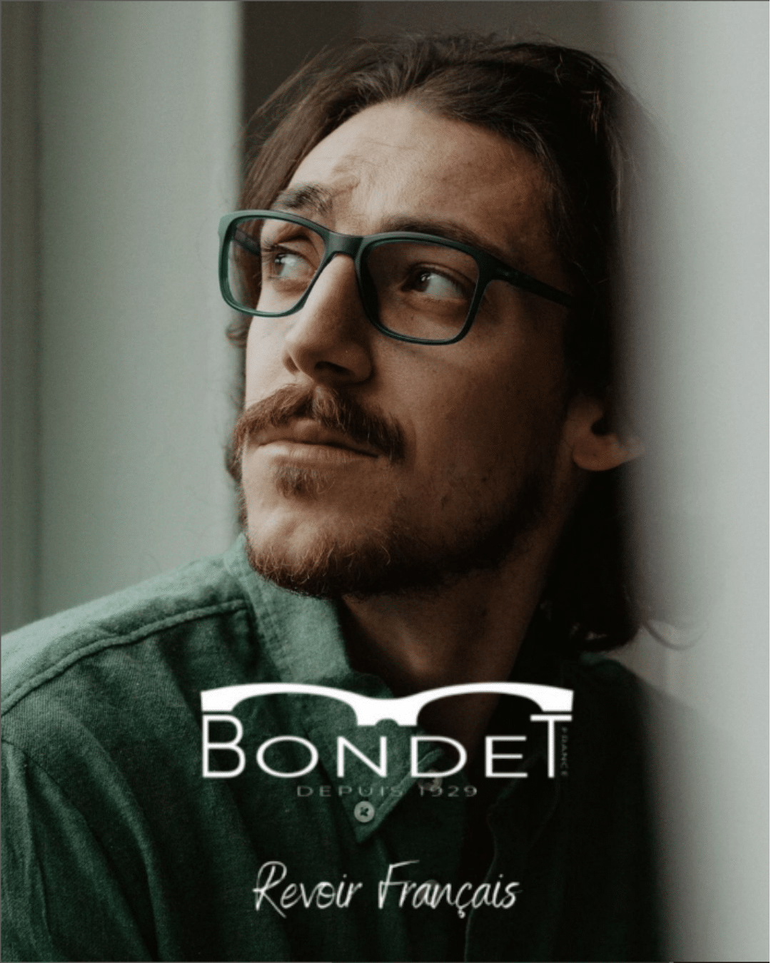 mannequin portant des lunettes bondet